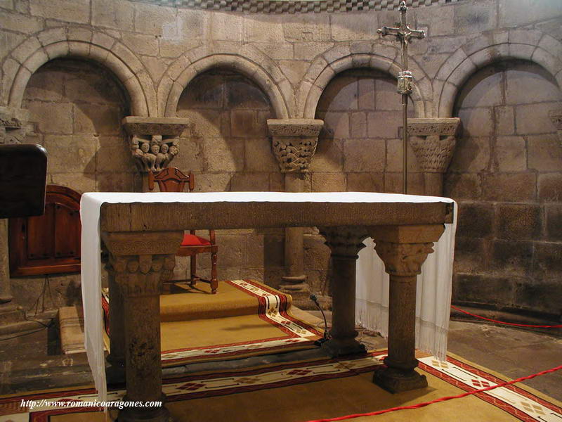 CAPITELES BAJO LA MESA DEL ALTAR